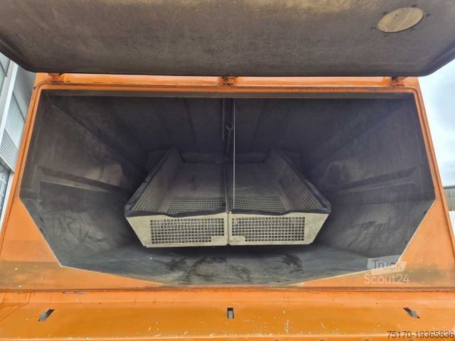 Măturătoare stradală MERCEDES-BENZ Actros 2032 A 4x4 Bucher STKF 9500 Airport 30x