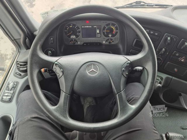 Măturătoare stradală MERCEDES-BENZ Actros 2032 A 4x4 Bucher STKF 9500 Airport 30x