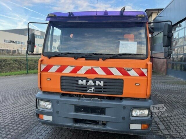 Camion per usi speciali MAN 15.220 4x2 LE Bucher Cityfant 60