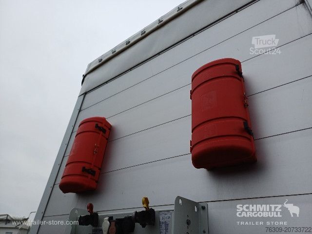 Auflieger mit Pritsche & Plane Schmitz Cargobull Curtainsider Standard Staplerhalterung Getränke