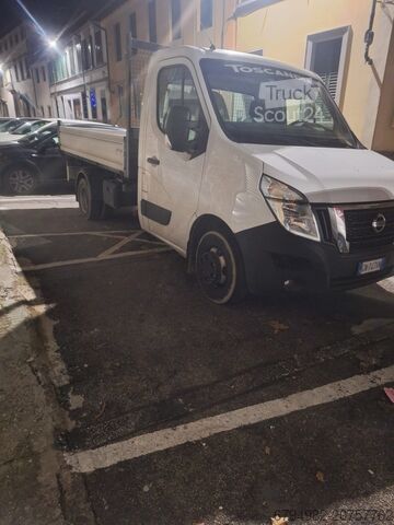 Volquete trilateral Nissan Interstar