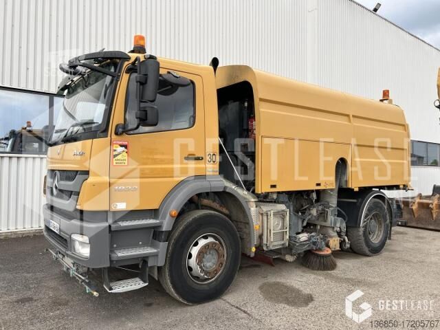 Aangepaste bestelwagen Mercedes-Benz AXOR 1833