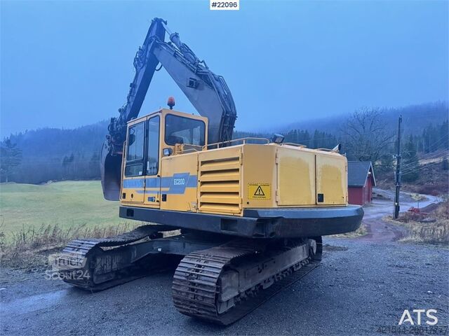 гусеничний екскаватор Volvo EC200 crawler excavator with rototilt and narrow b