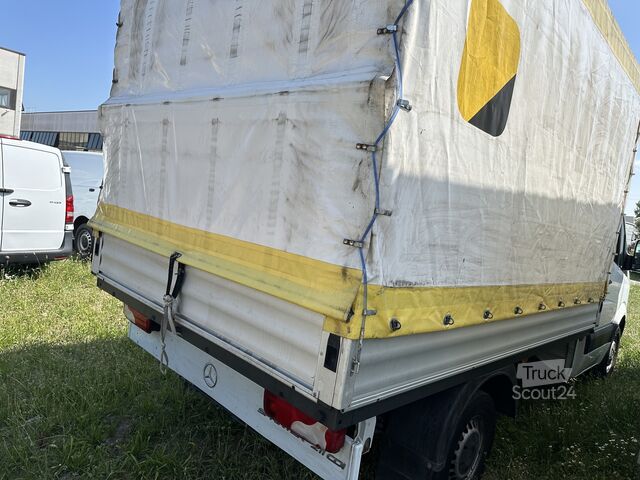 Dubă cu cortină Mercedes-Benz 211