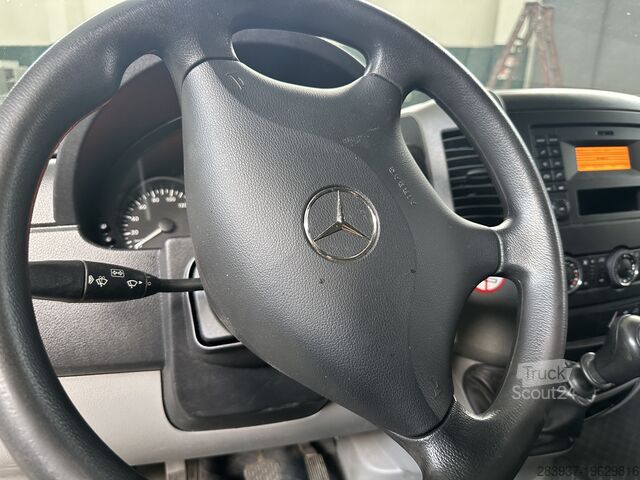 Dubă cu cortină Mercedes-Benz 211