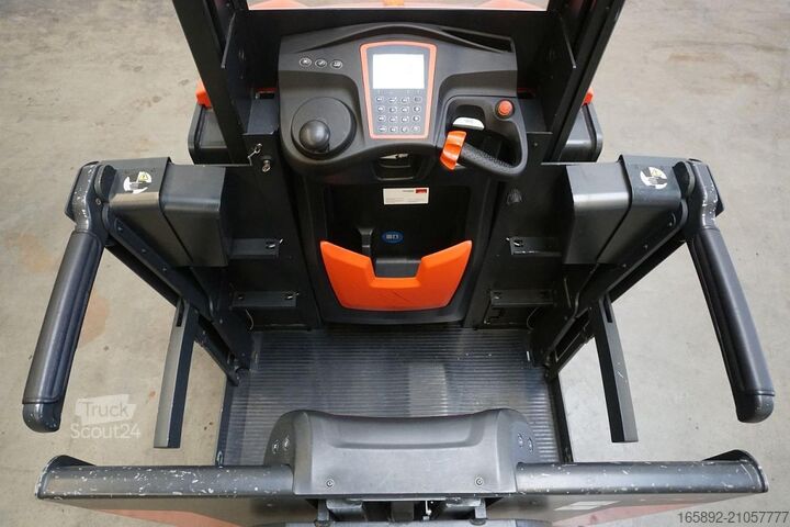 High level order picker Linde V 10 5212