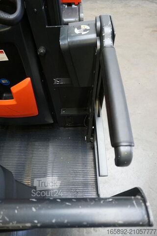 High level order picker Linde V 10 5212