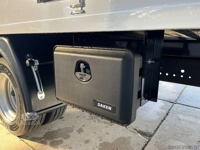 Suitcase Mercedes-Benz Accelo 915 4x2 Closed Cargo Truck