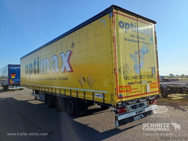 Semiremorcă deschisă cu prelată Schmitz Cargobull Curtainsider Mega Getränke