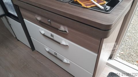 Caravana Hobby Excellent Edition 560 KMFe Etagenbetten, 2000kg