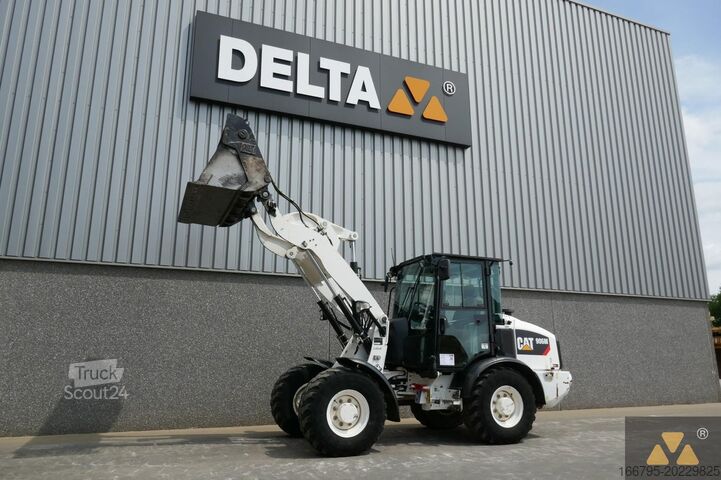 Riteņu iekrāvēji Caterpillar 906M