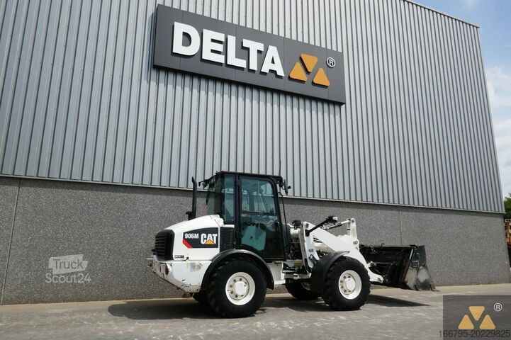 Riteņu iekrāvēji Caterpillar 906M