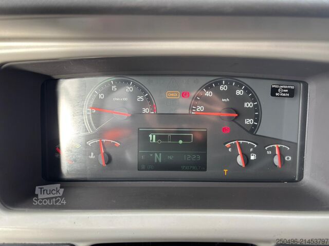 Tourwagen Volvo B8R 9500 4x2 AC / AUXILIARY HEATING / WC / WHEE...