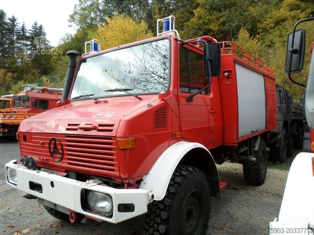 شاحنة صندوقية MERCEDES-BENZ 2x Feuerwehr Unimog  U 1300 L Tank & Pumpe 1500