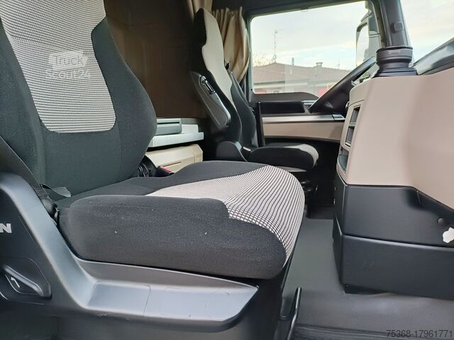 Camion platformă cu prelată MAN TGX 26 460