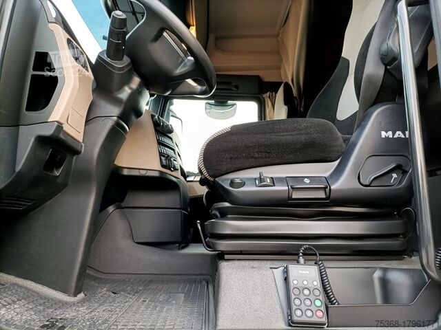 Camion platformă cu prelată MAN TGX 26 460