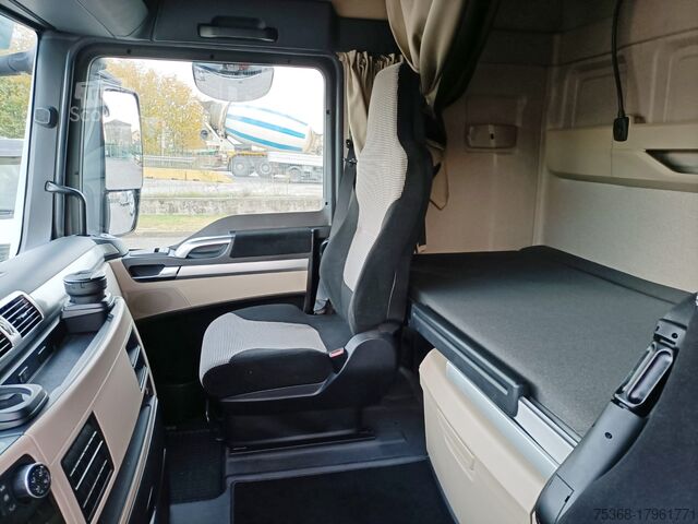 Camion platformă cu prelată MAN TGX 26 460