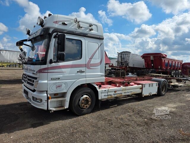 Camión con caja móvil MERCEDES-BENZ 1524 BDF mit Klima, Ladebordwand, 2 x Bett