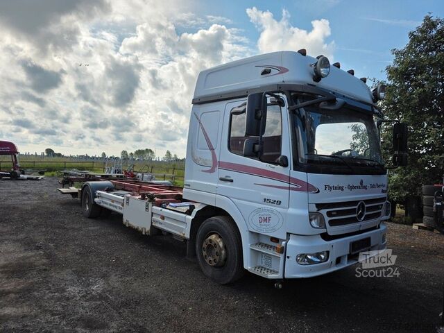 Camión con caja móvil MERCEDES-BENZ 1524 BDF mit Klima, Ladebordwand, 2 x Bett