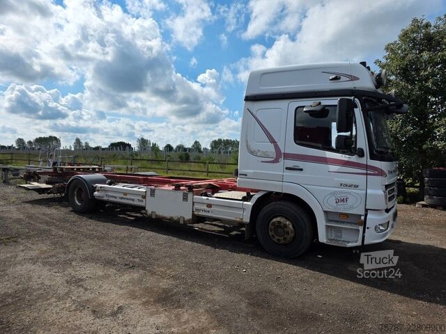 Camión con caja móvil MERCEDES-BENZ 1524 BDF mit Klima, Ladebordwand, 2 x Bett