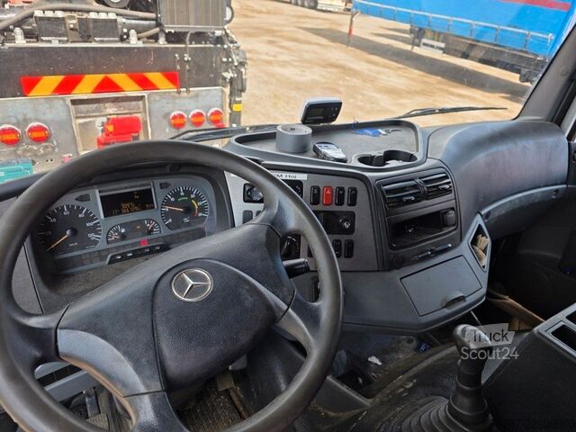 Camión con caja móvil MERCEDES-BENZ 1524 BDF mit Klima, Ladebordwand, 2 x Bett