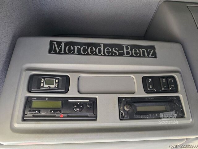 Camión con caja móvil MERCEDES-BENZ 1524 BDF mit Klima, Ladebordwand, 2 x Bett