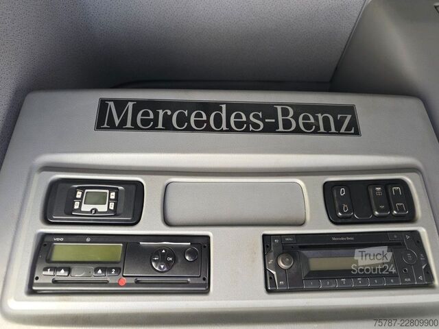Camión con caja móvil MERCEDES-BENZ 1524 BDF mit Klima, Ladebordwand, 2 x Bett