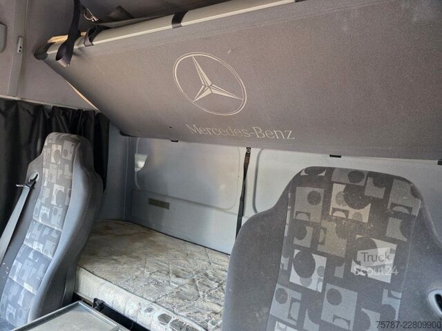 Camión con caja móvil MERCEDES-BENZ 1524 BDF mit Klima, Ladebordwand, 2 x Bett