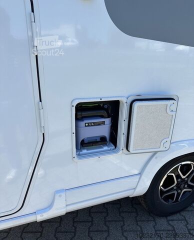 Pusiau integruotas kemperis Pilote Pilote P696 Evidence – Automatik – Solar