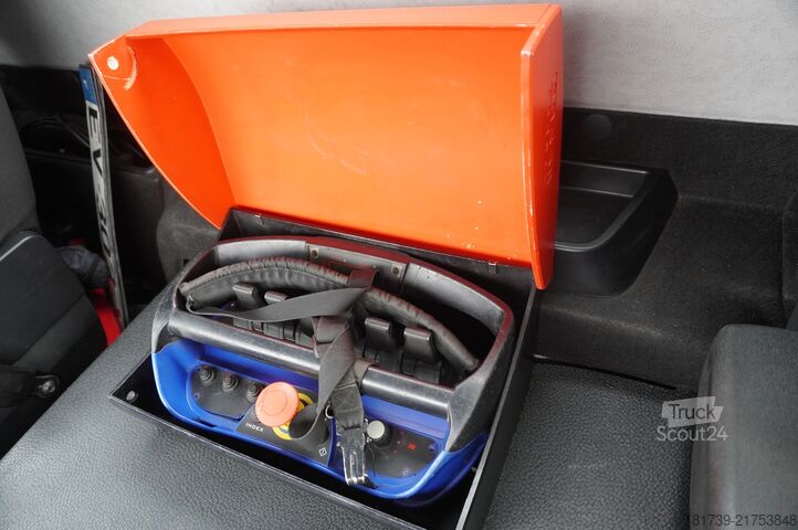 Platforma z žerjavom Mercedes-Benz Arocs 2633 flatbed truck / Crane FASSI