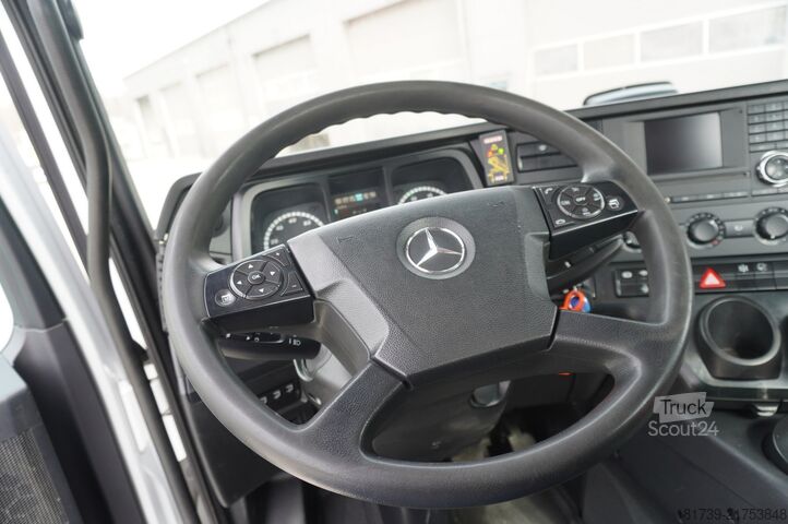 Platforma z žerjavom Mercedes-Benz Arocs 2633 flatbed truck / Crane FASSI