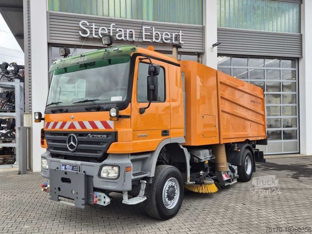 Barredora de calzadas MERCEDES-BENZ Actros 2032 A 4x4 Bucher STKF 9500 Airport 30x