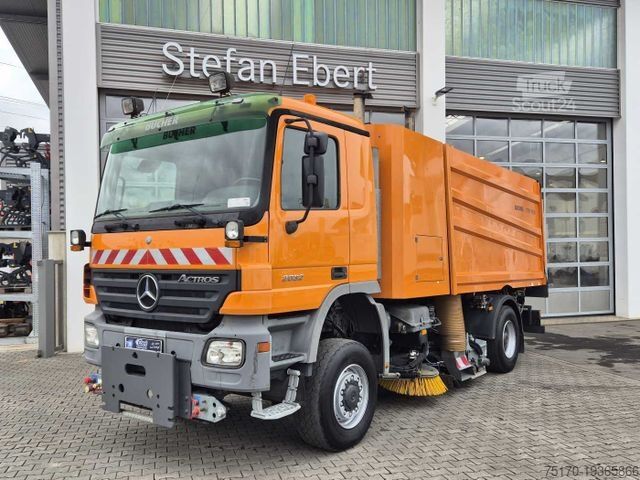 Barredora de calzadas MERCEDES-BENZ Actros 2032 A 4x4 Bucher STKF 9500 Airport 30x