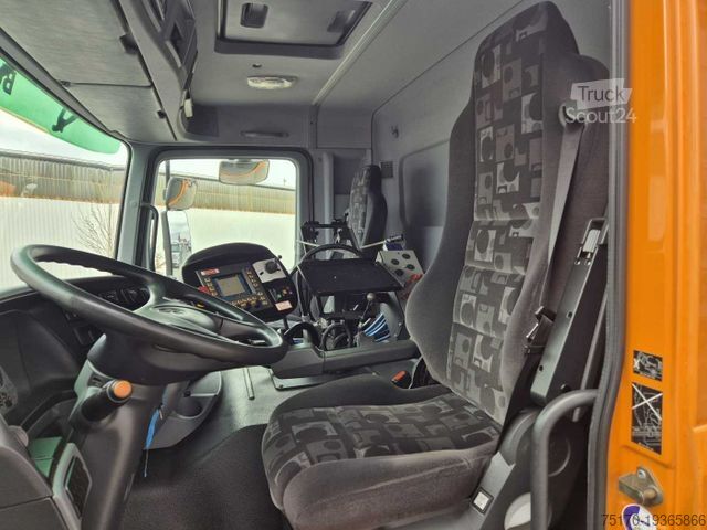 Măturătoare stradală MERCEDES-BENZ Actros 2032 A 4x4 Bucher STKF 9500 Airport 30x