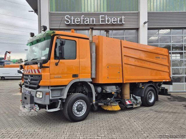 Balayeuse de voirie MERCEDES-BENZ Actros 2032 A 4x4 Bucher STKF 9500 Airport 30x