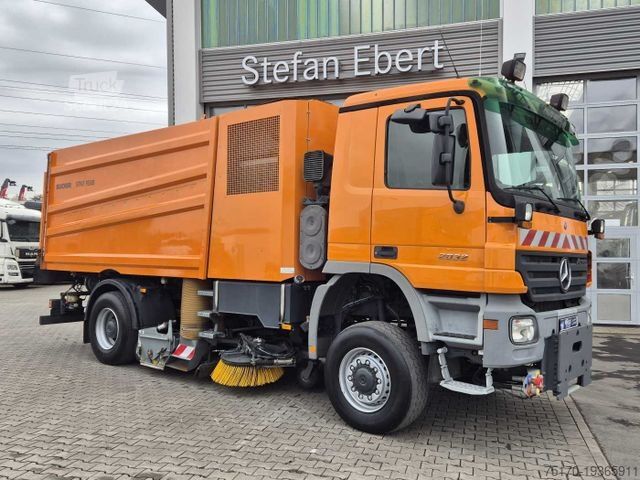 Balayeuse de voirie MERCEDES-BENZ Actros 2032 A 4x4 Bucher STKF 9500 Airport 30x