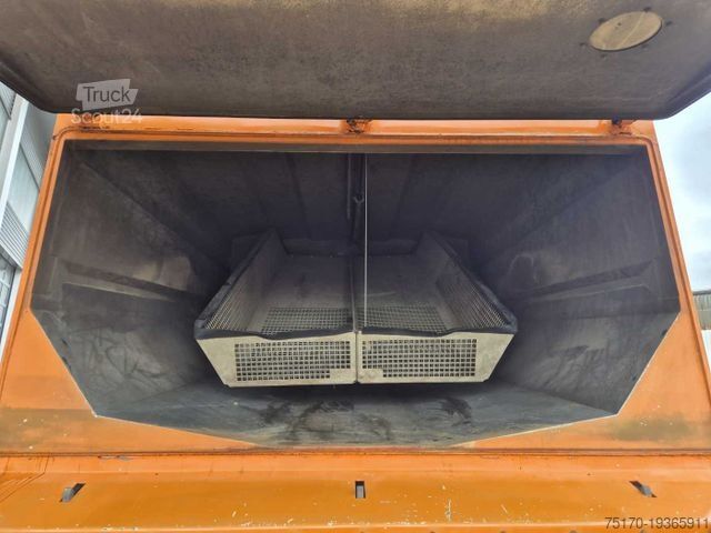 Balayeuse de voirie MERCEDES-BENZ Actros 2032 A 4x4 Bucher STKF 9500 Airport 30x