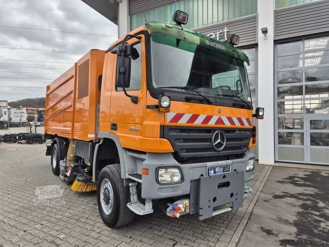 Măturătoare stradală MERCEDES-BENZ Actros 2032 A 4x4 Bucher STKF 9500 Airport 30x