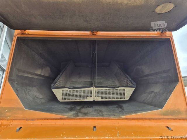 Măturătoare stradală MERCEDES-BENZ Actros 2032 A 4x4 Bucher STKF 9500 Airport 30x