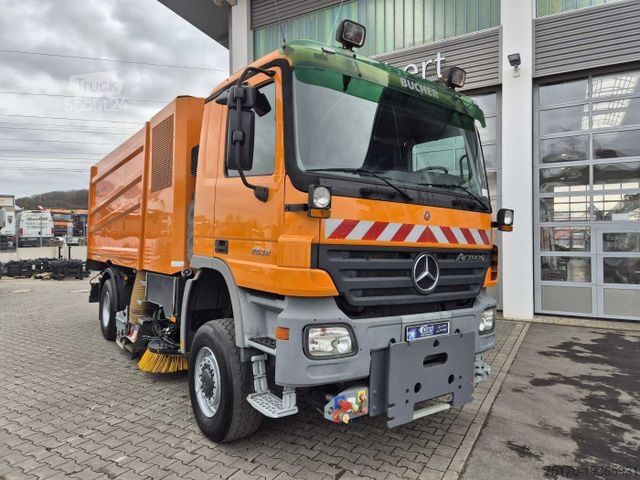 Balayeuse de voirie MERCEDES-BENZ Actros 2032 A 4x4 Bucher STKF 9500 Airport 30x