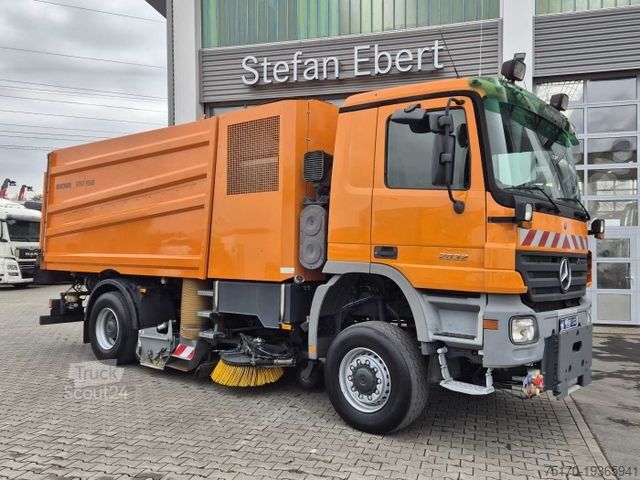 Măturătoare stradală MERCEDES-BENZ Actros 2032 A 4x4 Bucher STKF 9500 Airport 30x