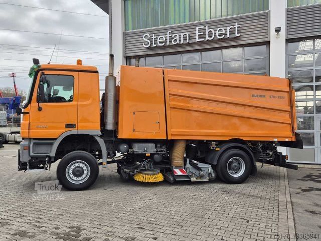 Măturătoare stradală MERCEDES-BENZ Actros 2032 A 4x4 Bucher STKF 9500 Airport 30x