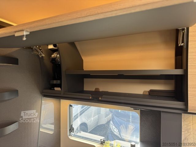 Pusiau integruotas kemperis MALIBU T 480 RB QB K+ACC+Markise+TV+LED+Kaffeemaschine