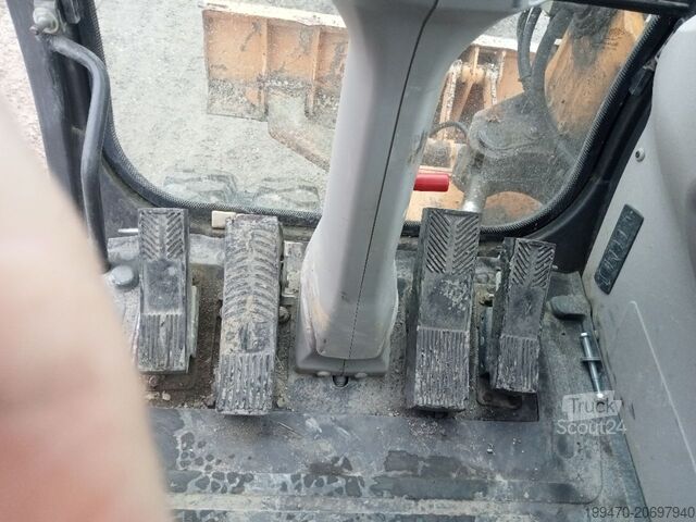 Mobiele graafmachine Case WX95 with 4 excavator buckets and forks