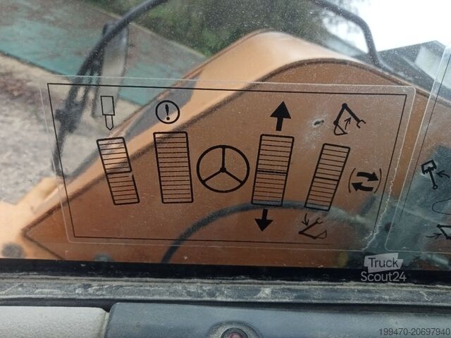 Mobiele graafmachine Case WX95 with 4 excavator buckets and forks