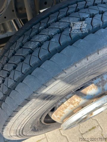 Trīspusējs kravas pašizgāzējs MERCEDES-BENZ Atego 1218 K HIAB 077 BS-2*Funkbedienung*2xAHK