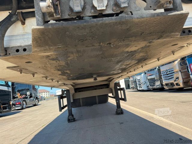 Kylmäkuljetuspuoliperävaunu WEB-TRAILER TKS 18 * KÜHLKOFFER * CARRIER VECTOR 1350 * SAF