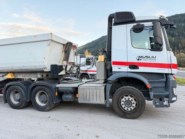Standardowy ciągnik siodłowy MERCEDES-BENZ Arocs 2642 6X4 BL Schalter + Aufleieger Schmitz