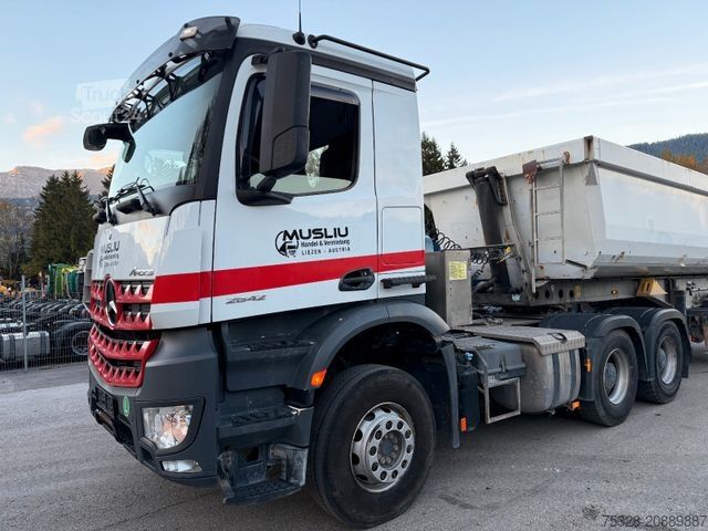 Standardowy ciągnik siodłowy MERCEDES-BENZ Arocs 2642 6X4 BL Schalter + Aufleieger Schmitz