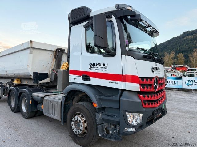 Standardowy ciągnik siodłowy MERCEDES-BENZ Arocs 2642 6X4 BL Schalter + Aufleieger Schmitz